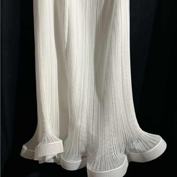 A beautiful long skirt with a twirl at the bottom - Picture 3 of 4